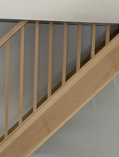 Faktura drewna bukowego na schodach