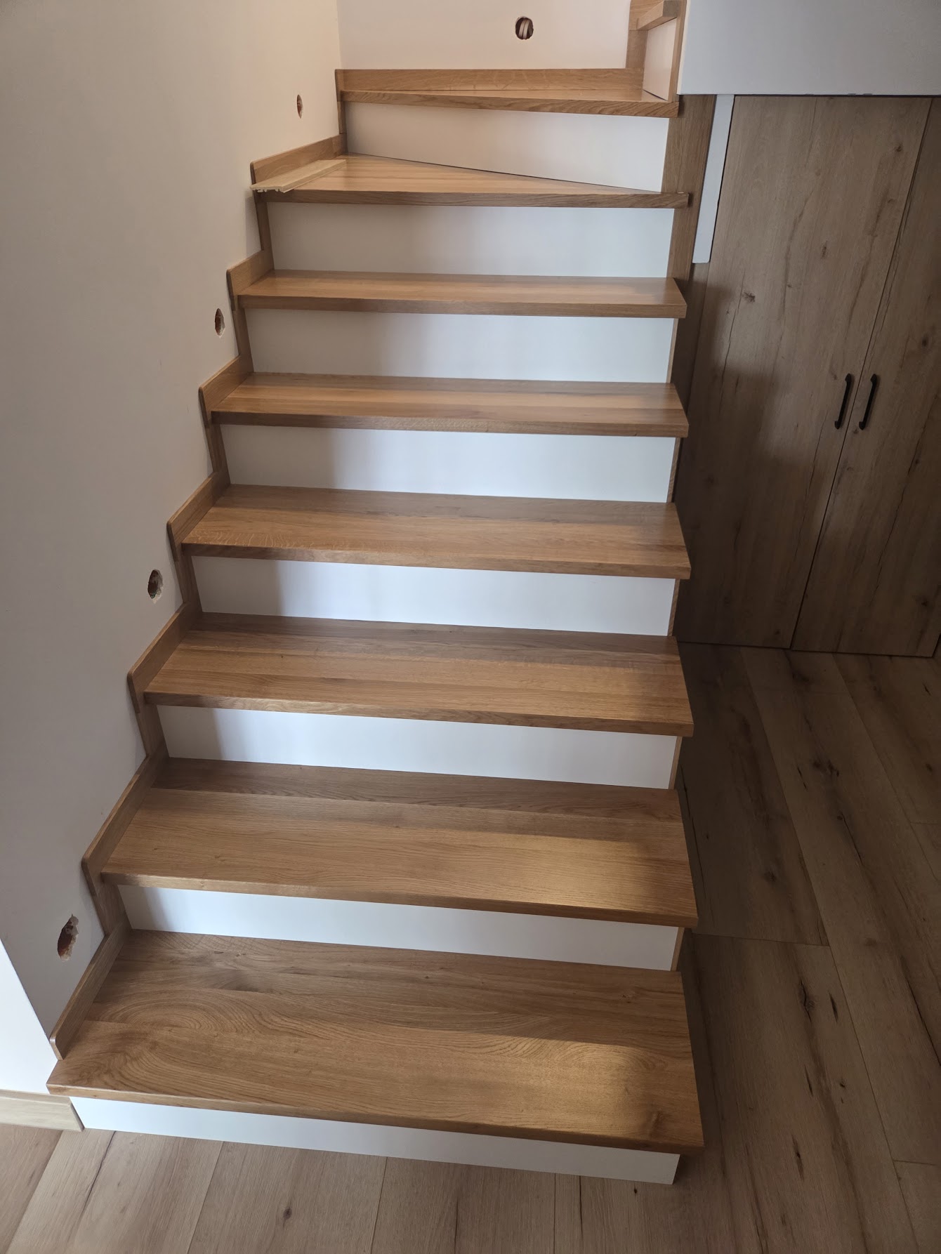 Schody drewniane na beton - realizacja w Katowicach